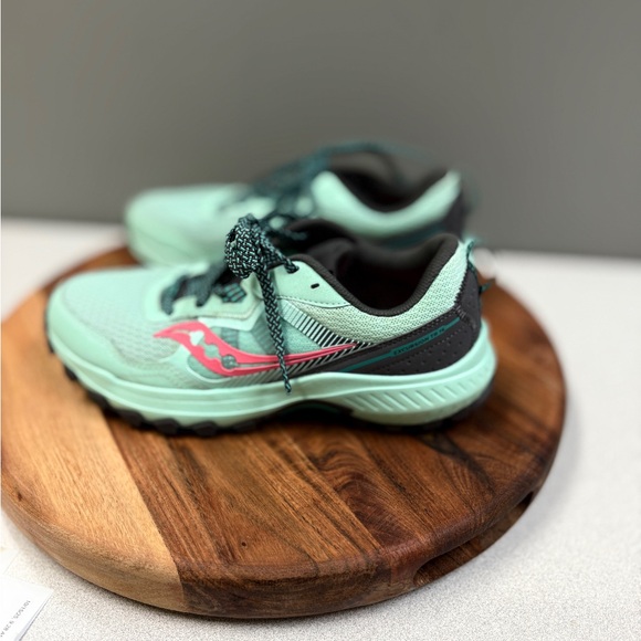 Saucony Trail running Shoes/ Mint & Hot Pink   Sz 8 - Picture 1 of 10